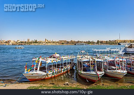 
                Boote, Nil, Luxor                   