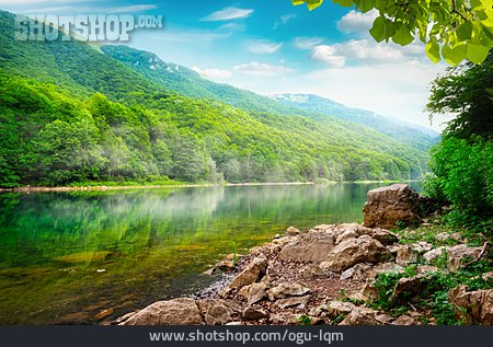 
                Wasserspiegelung, Biogradsko Jezero, Nationalpark Biogradska Gora, Gletscherrandsee                   