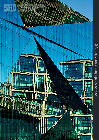 
                Spiegelung, Glasfassade, Cube Berlin                   