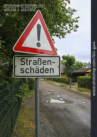 
                Warnung, Landstraße, Straßenschäden, Schlagloch                   