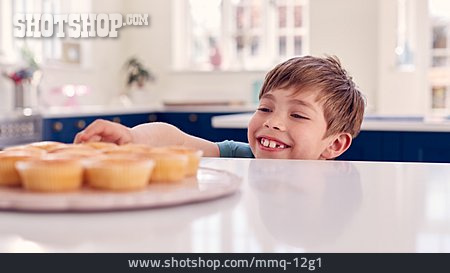 
                Junge, Lächeln, Zugreifen, Cupcake                   