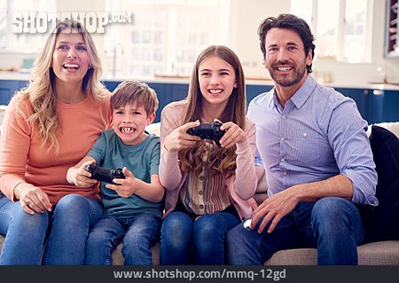 
                Zuhause, Spielen, Familie, Computerspiel                   