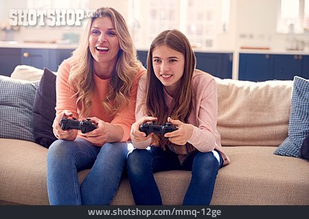 
                Mutter, Zuhause, Tochter, Computerspiel                   
