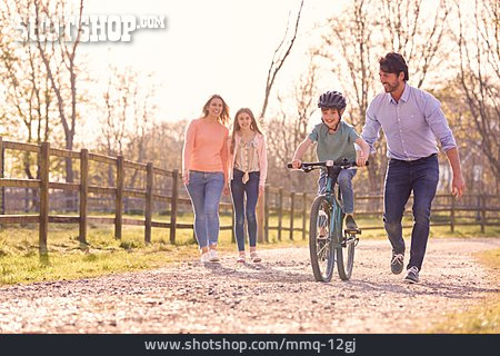 
                Spaziergang, Fahrradfahren, Lernen, Familie                   