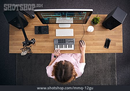 
                Software, Musikerin, Musikproduktion, Computerarbeitsplatz, Komponieren, Musikstudio                   
