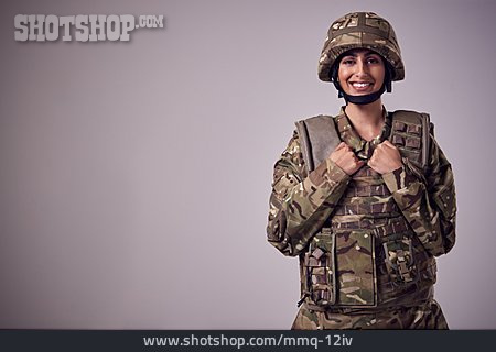 
                Lächeln, Soldatin, Tarnkleidung                   