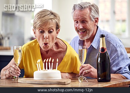 
                Glücklich, Feiern, Auspusten, Geburtstagskuchen, Seniorenpaar                   