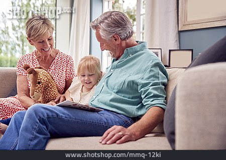 
                Zuhause, Buch, Großeltern, Enkelin, Kinderbetreuung                   