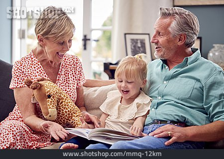 
                Zuhause, Großeltern, Vorlesen, Enkelin, Kinderbetreuung                   