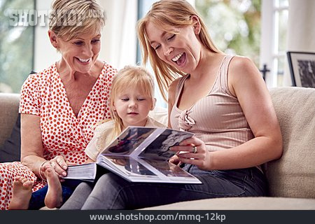 
                Großmutter, Mutter, Generationen, Fotoalbum, Erinnerungen, Enkelin                   