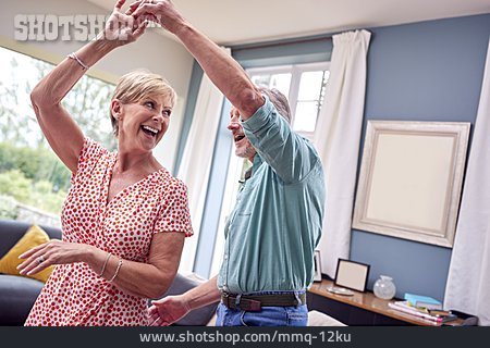 
                Wohnzimmer, Tanzen, Seniorenpaar                   