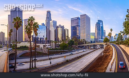 
                Hochhäuser, Los Angeles, Stadtverkehr                   
