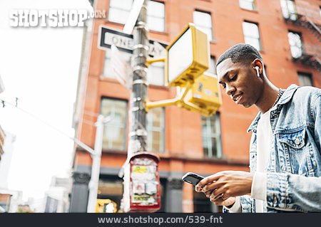 
                Junger Mann, Mobile Kommunikation, Urban, Straßenleben                   
