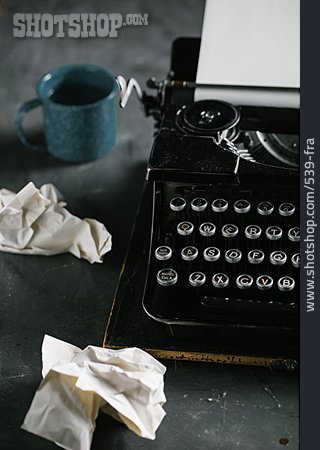 
                Idee, Schreibmaschine, Schriftsteller, Papierknäuel                   