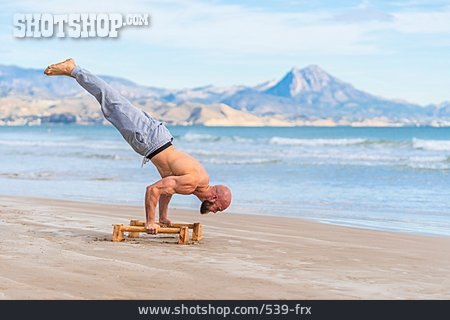 
                Strand, Handstand, Krafttraining, Calisthenics, Eigengewichtübung                   