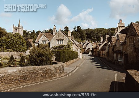 
                Dorf, Straße, England                   