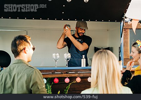 
                Barkeeper, Gäste, Cocktailshaker, Foodtruck                   