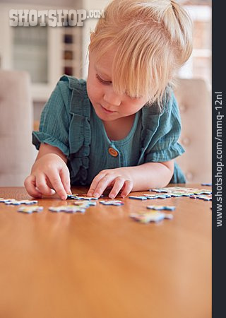 
                Mädchen, Spielen, Puzzle, Konzentriert                   