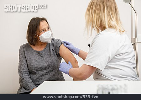 
                Seniorin, Impfen, Prävention, Schutzimpfung                   