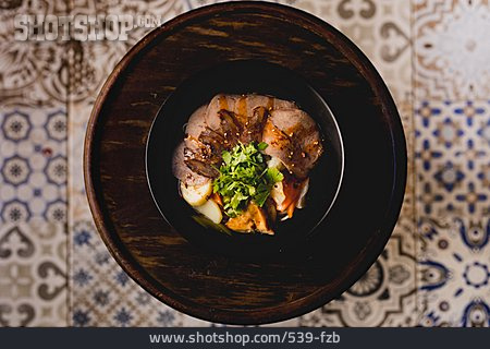 
                Asiatische Küche, Rindfleisch, Angerichtet                   