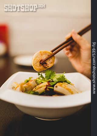
                Asiatische Küche, Essstäbchen, Mittagessen                   