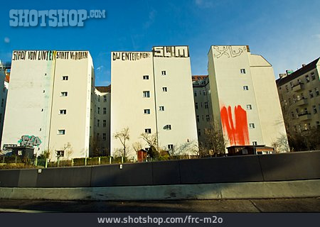 
                Graffiti, Protest, Wohnblock                   