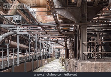 
                Stahlträger, Stahlrohr, Fabrikgebäude                   