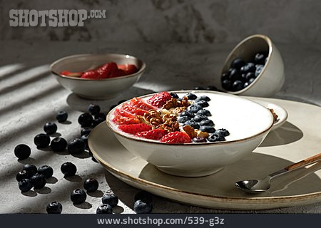 
                Frühstück, Joghurt, Smoothiebowl                   