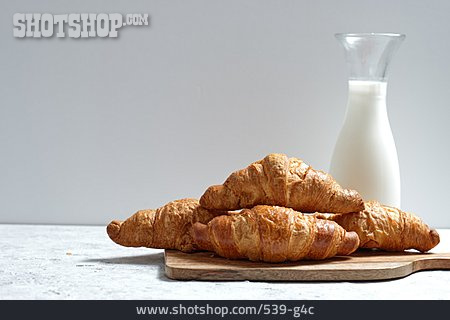 
                Milch, Croissant, Süßspeise                   