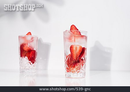 
                Wasser, Eiswürfel, Erdbeere                   