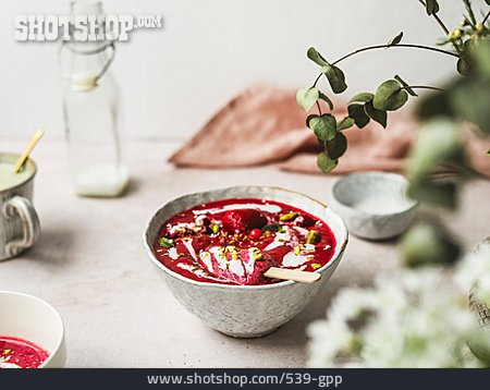 
                Dessert, Joghurt, Erdbeersauce                   