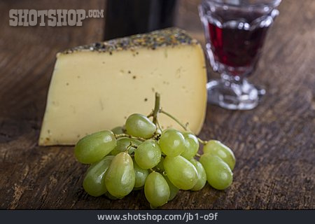 
                Käse, Weintrauben, Rotwein                   