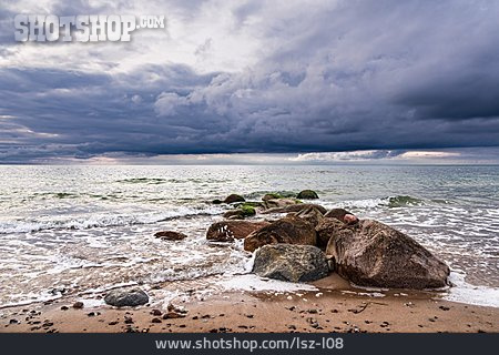 
                Ostsee, Gewitterwolken, Ostseeküste, Findlinge                   
