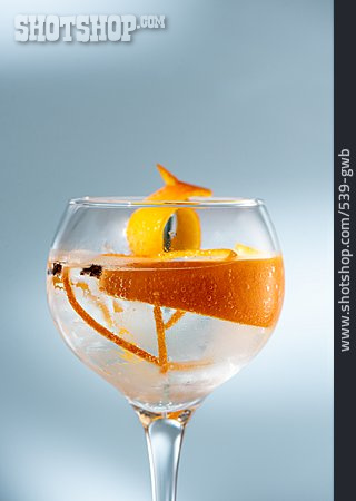 
                Cocktail, Orangenschale, Gin Tonic                   