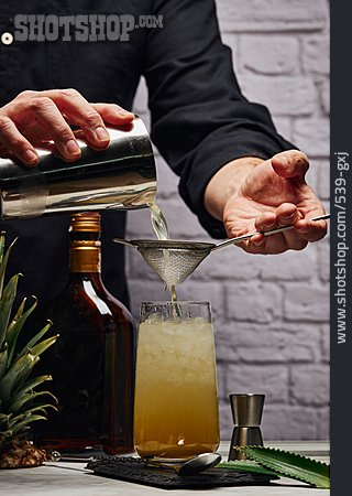 
                Cocktail, Zubereitung, Sieb, Gießen, Barkeeper                   