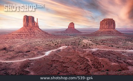 
                Abendrot, Monument Valley, Merrick Butte, The Mittens                   