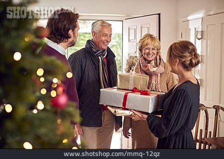 
                Zuhause, Weihnachten, Familie, Begrüßung, Weihnachtsgeschenk                   