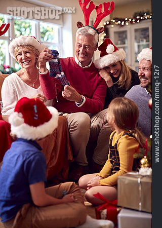 
                Eltern, Glücklich, Weihnachten, Familie, Kinder, Bescherung, Großeltern                   