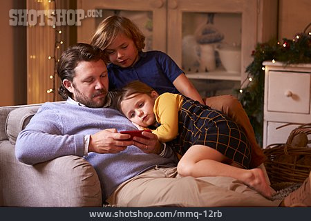 
                Vater, Zuhause, Spielen, Sofa, Tochter, Sohn, Smartphone                   