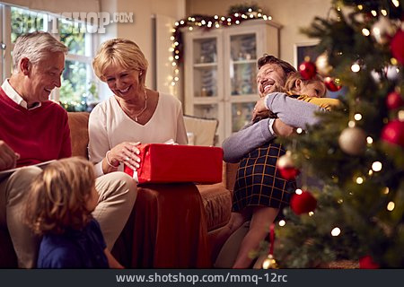
                Umarmen, Zuhause, Weihnachten, Familie, Weihnachtsgeschenk                   