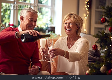 
                Glücklich, Weihnachten, Eingießen, Champagner, Seniorenpaar                   