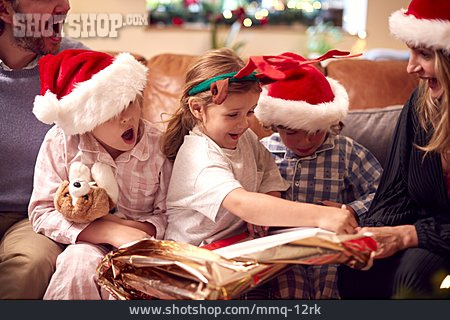 
                Weihnachten, Aufregung, Kinder, Auspacken, Weihnachtsgeschenk                   