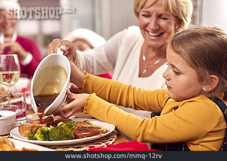 
                Großmutter, Mädchen, Helfen, Sauce, Gießen, Festessen                   