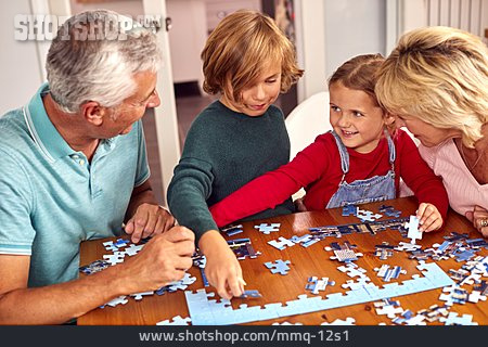 
                Zuhause, Puzzle, Großeltern, Enkelkinder                   