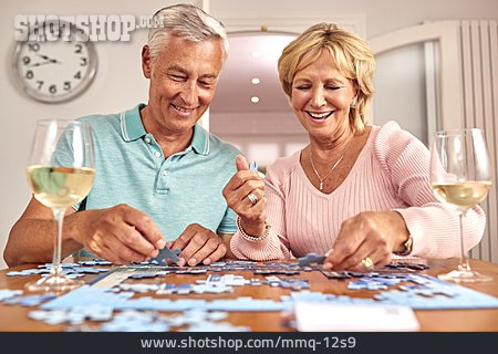 
                Freizeit, Wein, Spiel, Puzzle, Seniorenpaar                   