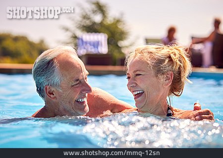 
                Glücklich, Umarmen, Sommer, Schwimmen, Seniorenpaar                   