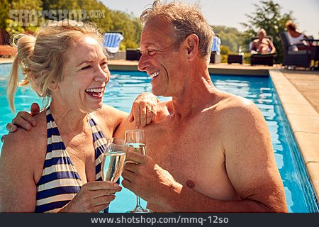 
                Glücklich, Pool, Romantisch, Anstoßen, Seniorenpaar                   