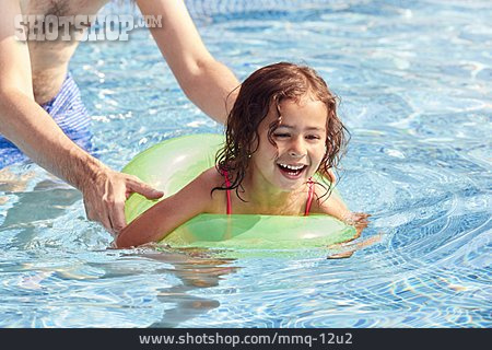 
                Mädchen, Schwimmreifen, Schwimmen Lernen                   
