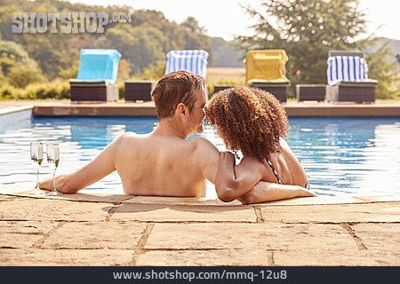 
                Paar, Sommer, Pool, Romantisch, Sommerurlaub                   