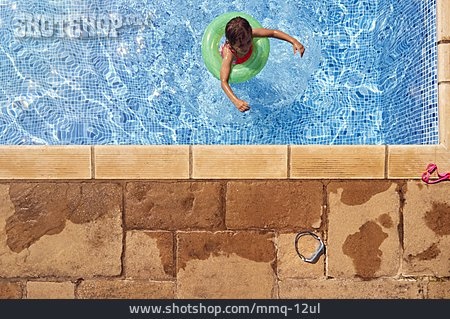 
                Mädchen, Pool, Schwimmreifen, Sommerurlaub                   